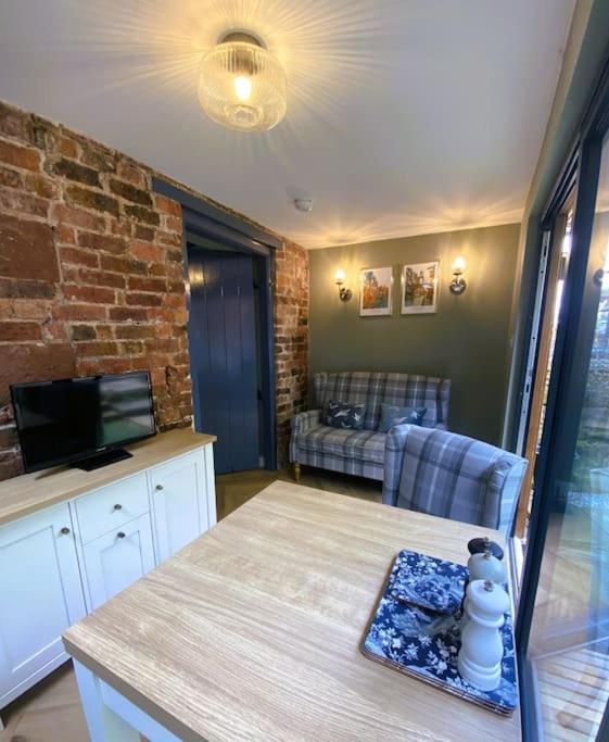 Stay In A Castle! Unique & Luxurious Historical Apartment, Self Contained, Free Parking & Wi-Fi Chester Luaran gambar