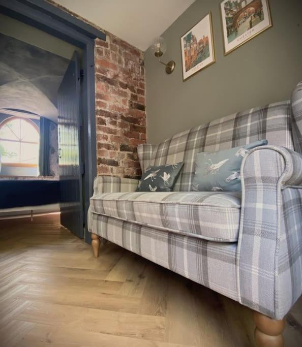Stay In A Castle! Unique & Luxurious Historical Apartment, Self Contained, Free Parking & Wi-Fi Chester Luaran gambar