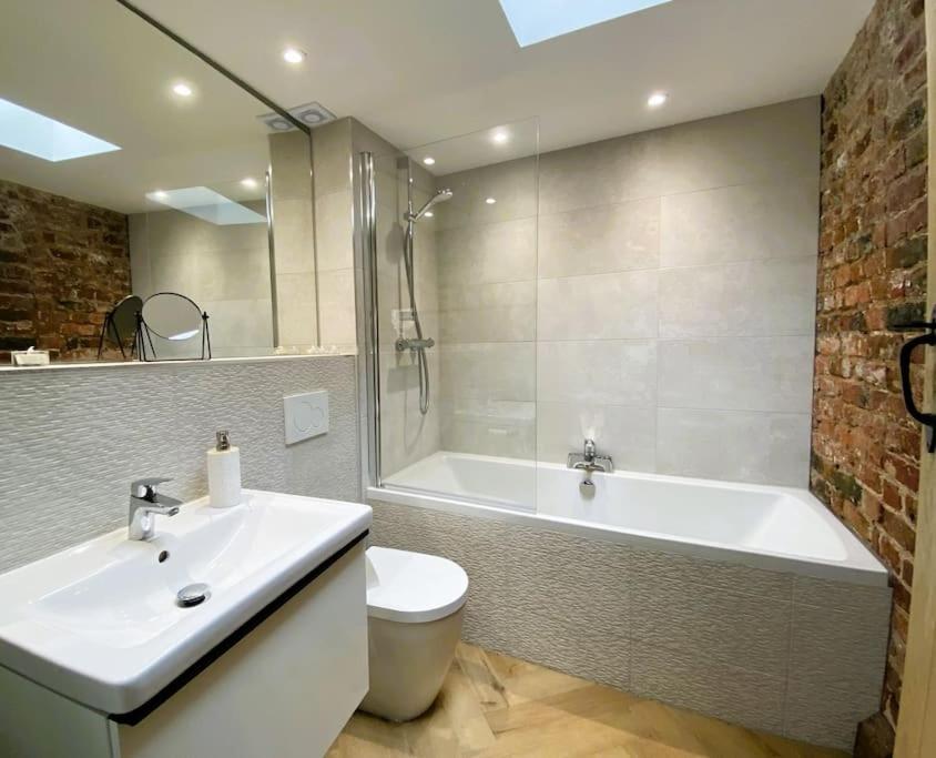 Stay In A Castle! Unique & Luxurious Historical Apartment, Self Contained, Free Parking & Wi-Fi Chester Luaran gambar